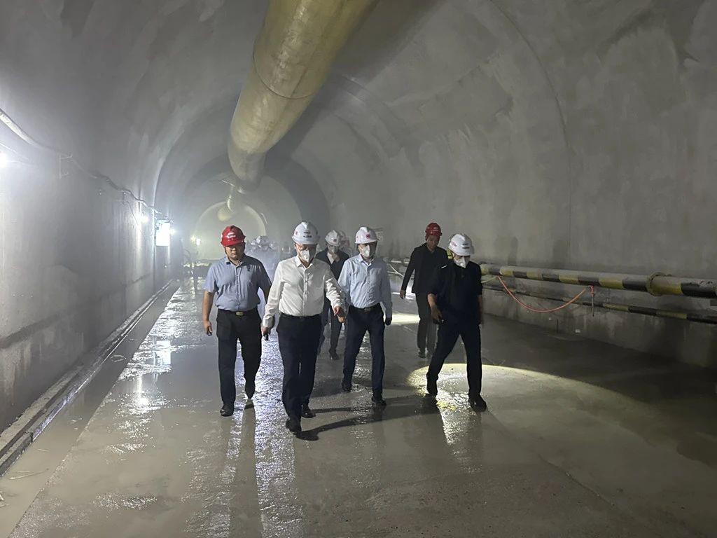 中國科學(xué)院工程熱物理研究所所長陳海生一行考察調(diào)研信陽300MW先進(jìn)壓縮空氣儲能項目